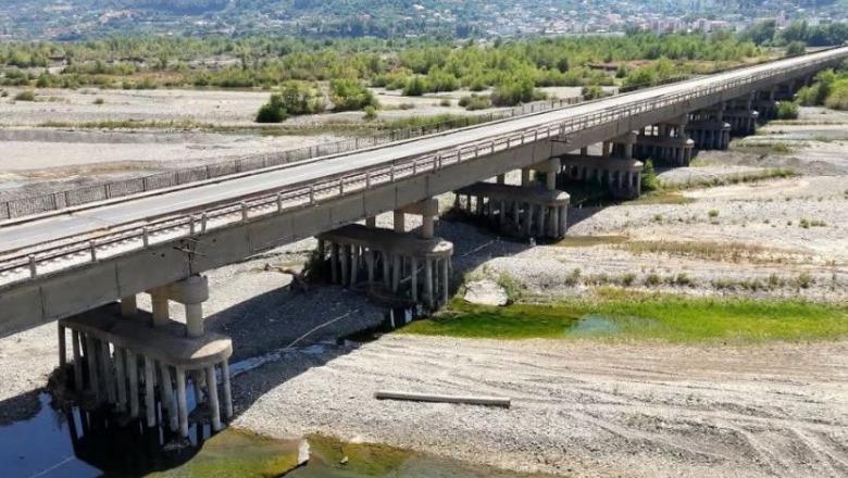 Përfundojnë punimet për forcimin e strukturave mbajtëse në urën auto-hekurudhore të Milotit